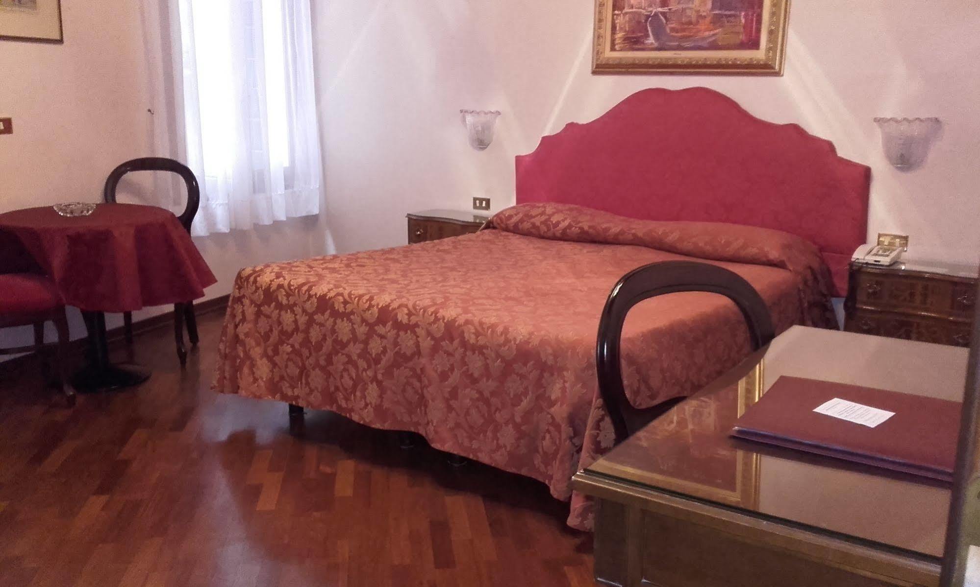 Hotel Piccola Fenice Венеция Екстериор снимка